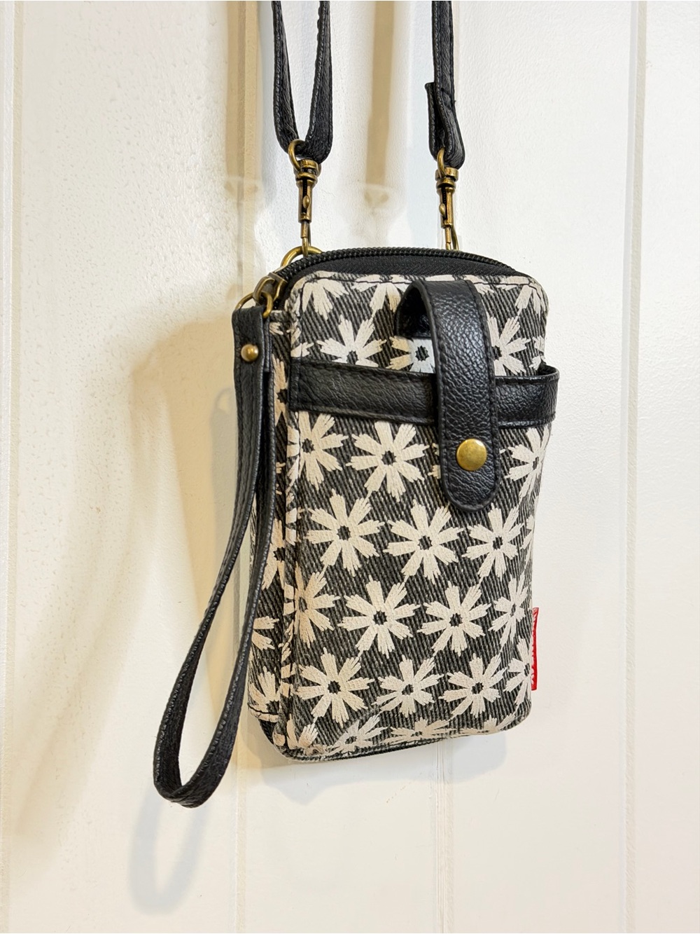 UNIONBAY Black & Cream Floral Crossbody Phone Pouch